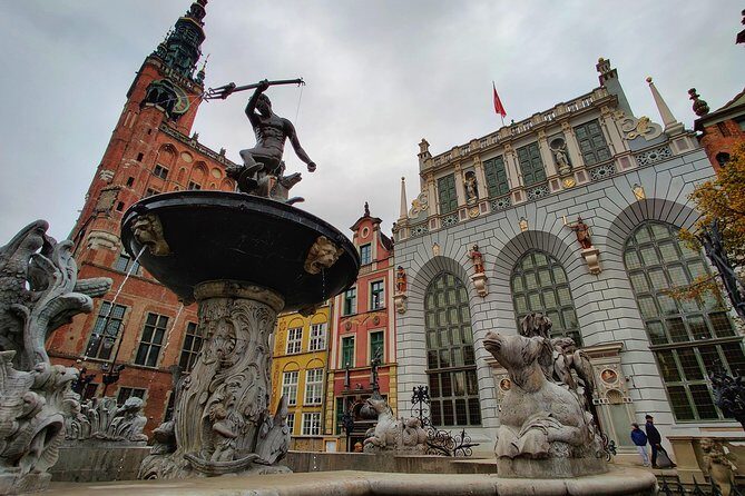First Time in Gdańsk? Private Tour of Old Gdańsk’s Highlights - Muzeum Gdanska and the Golden House: closing with elegant streets