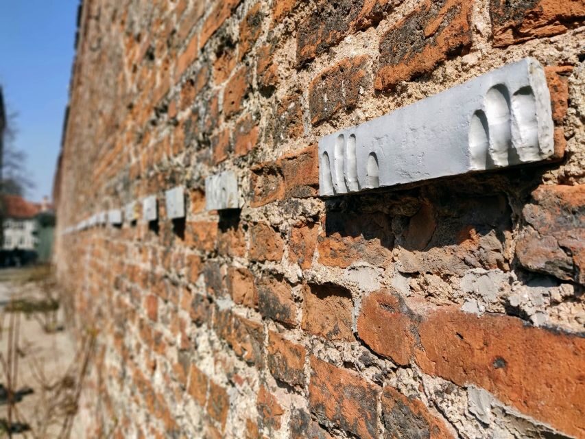 Gdańsk City Sights & History Guided Walking Tour in English - Meeting at Złota Brama and finding your group fast