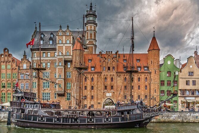 Gdansk Food and Sightseeing Tour with Bart - Kuśnierska pub: PRL-era style, Solidarity context, and vodka tasting