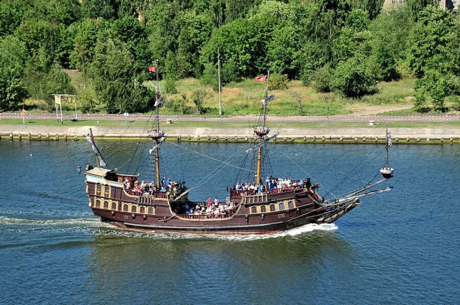 Gdansk: Guided Round-Trip Cruise to Westerplatte - Westerplatte Time: Nonstop by Design, Landing by Chance