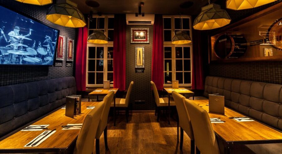 Gdansk: Legendary Burger and Zywiec Beer at Hard Rock Cafe - Live music while you eat: What to expect from the atmosphere