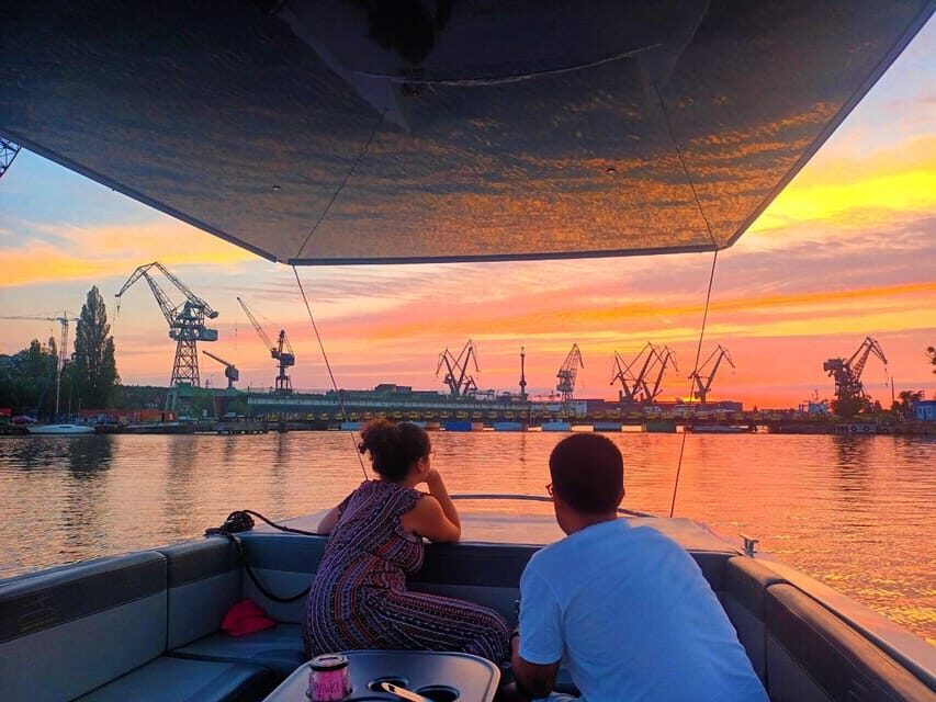 Gdańsk: Motława River Eco Cruise at Sunset with Prosecco - Getting on the boat: where to meet and what to look for