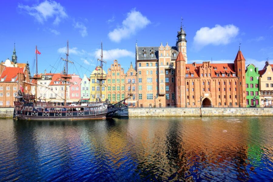 Gdańsk: Old Town Private Walking Tour with Legends and Facts - Adding Wyspa Spichrzow on the 3-Hour Route