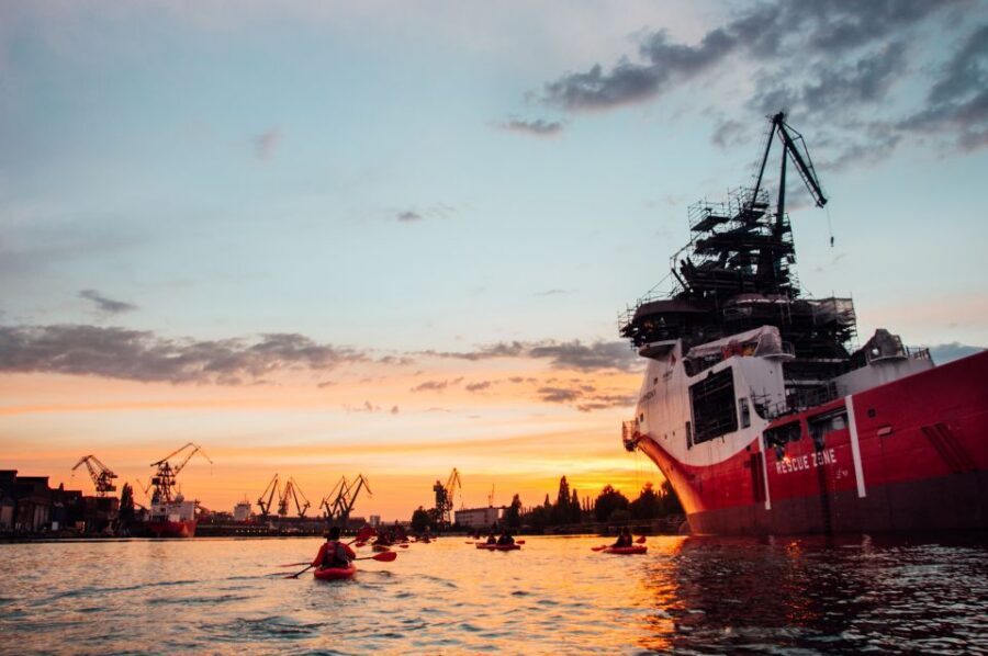 Gdansk: Sunset Kayak Tour - Weather and timing: what changes when the evening is windy