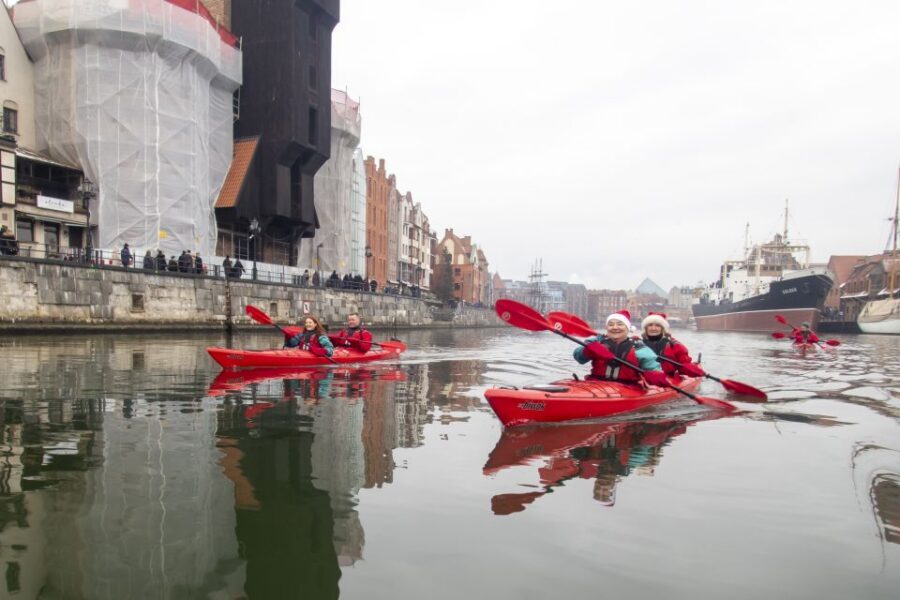 Gdansk: Winter Kayaking Tour - Olowianka and Granary Island: granaries, footbridge, and a slower moment