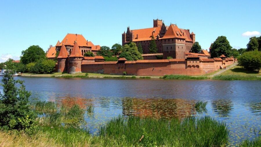Malbork Castle Tour: 6-Hour Private Tour - Languages and Guide Quality: Pick Your Comfort Level