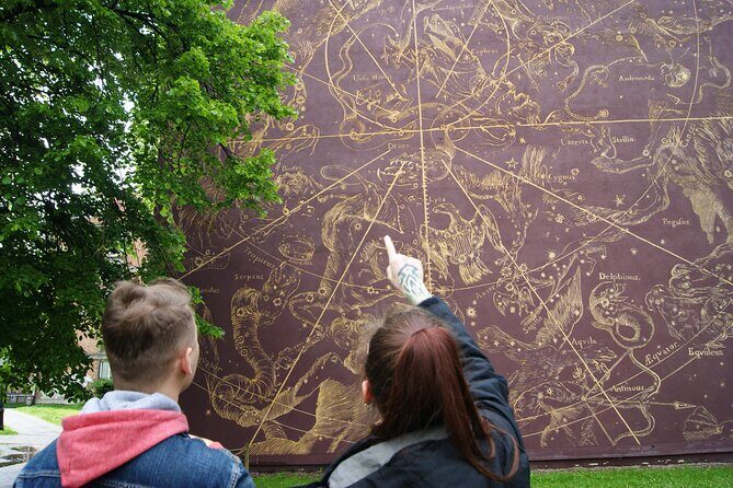Private 2-Hour Tour with City Game in Gdańsk - The street loop: Fahrenheit House, Neptune legends, and the photo moment