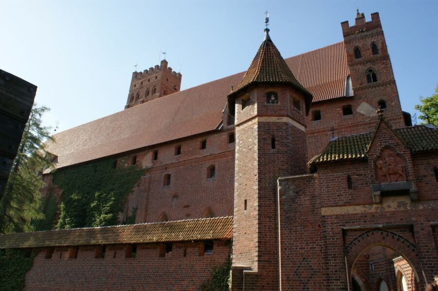 Private transportation to the Malbork Castle from Gdansk - What the English-speaking driver actually helps you do