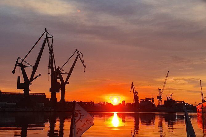 Sunset on the Shipyard and Old Town Evening Cruise - Meeting point, timing, and what to wear for an open-boat ride